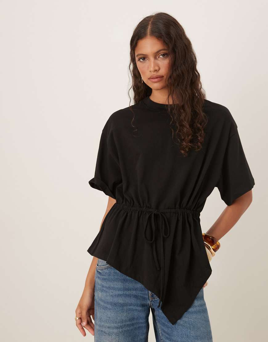 ASOS DESIGN - Drapiertes T-Shirt in Schwarz mit gebundener Taille von ASOS DESIGN
