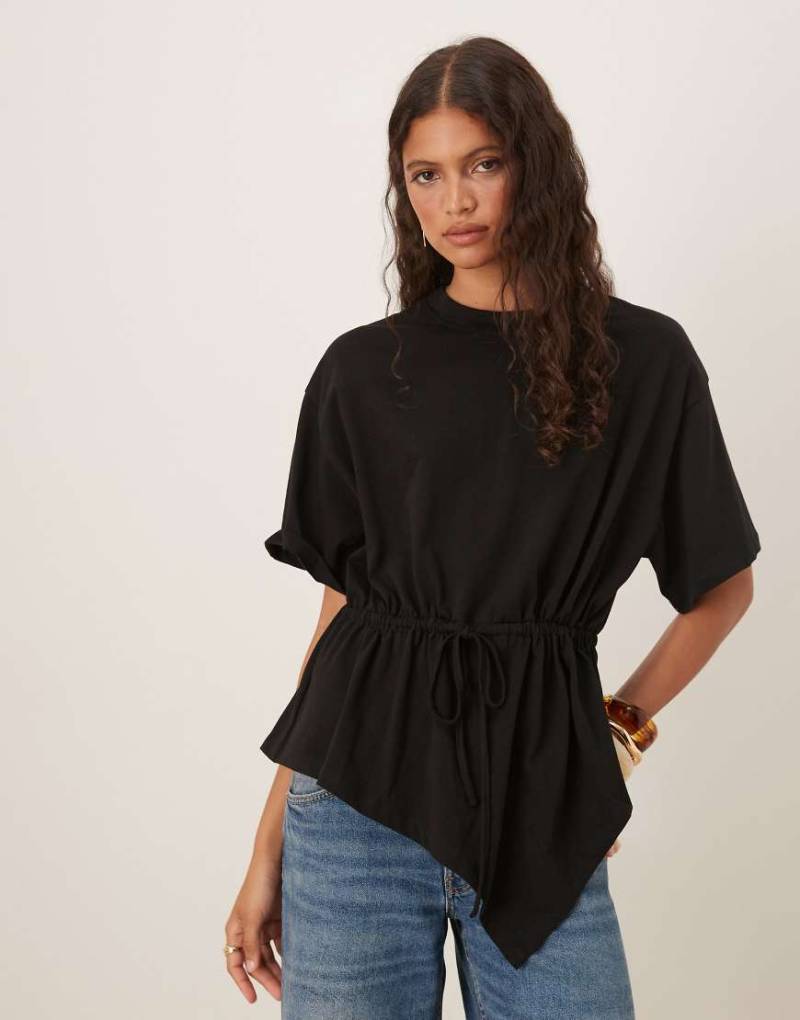 ASOS DESIGN - Drapiertes T-Shirt in Schwarz mit gebundener Taille von ASOS DESIGN
