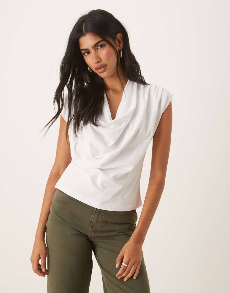 ASOS DESIGN - Drapiertes T-Shirt in Weiß mit Wasserfall-Dekolleté von ASOS DESIGN