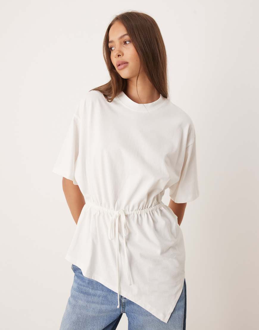 ASOS DESIGN - Drapiertes T-Shirt in Weiß mit gebundener Taille von ASOS DESIGN