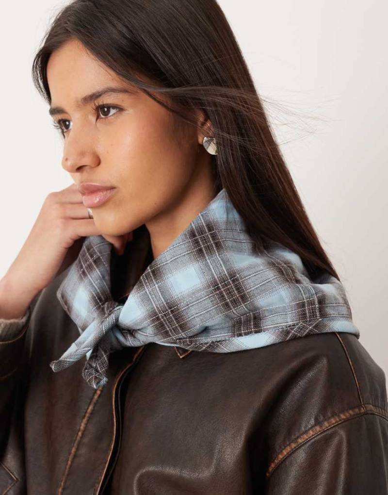 ASOS DESIGN - Dreieckiger, gesteppter Schal mit Karomuster in Blau und Schokobraun von ASOS DESIGN