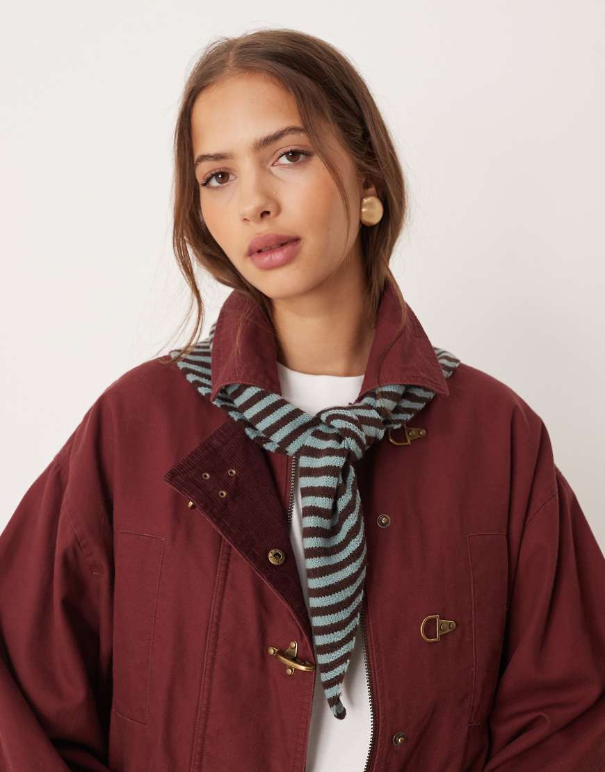 ASOS DESIGN - Dreieckiger, gestreifter Strickschal in Blau und Schokobraun-Bunt von ASOS DESIGN