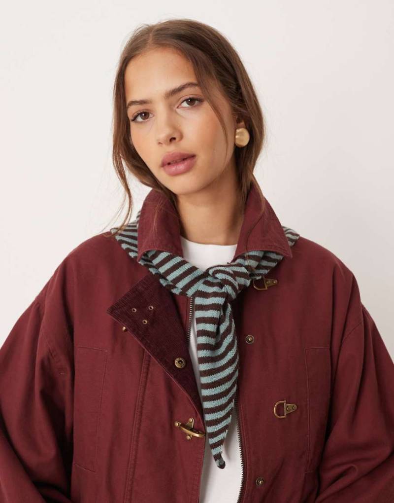 ASOS DESIGN - Dreieckiger, gestreifter Strickschal in Blau und Schokobraun-Bunt von ASOS DESIGN