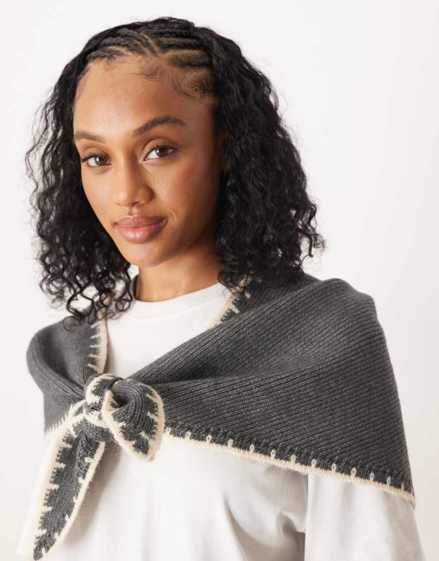 ASOS DESIGN - Dreieckiger Schal aus Strickstoff in Grau mit Stabmaschen von ASOS DESIGN