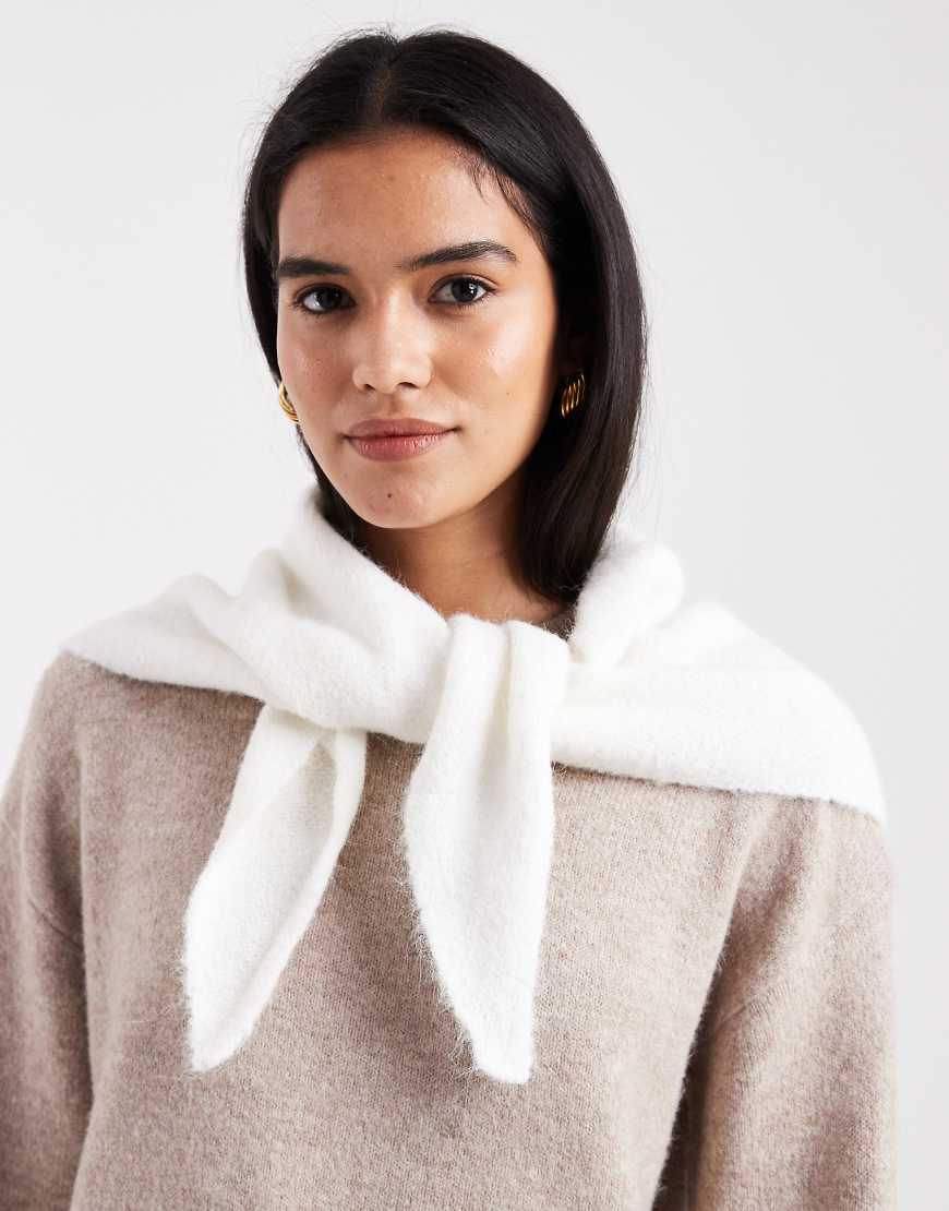 ASOS DESIGN - Dreieckiger Schal aus weichem Strick in Winterweiß ASOS DESIGN - Dreieckiger Schal aus weichem Strick in Winterweiß von ASOS DESIGN