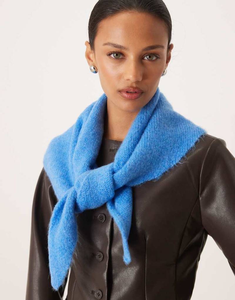 ASOS DESIGN - Dreieckiger Strickschal in Aquablau von ASOS DESIGN