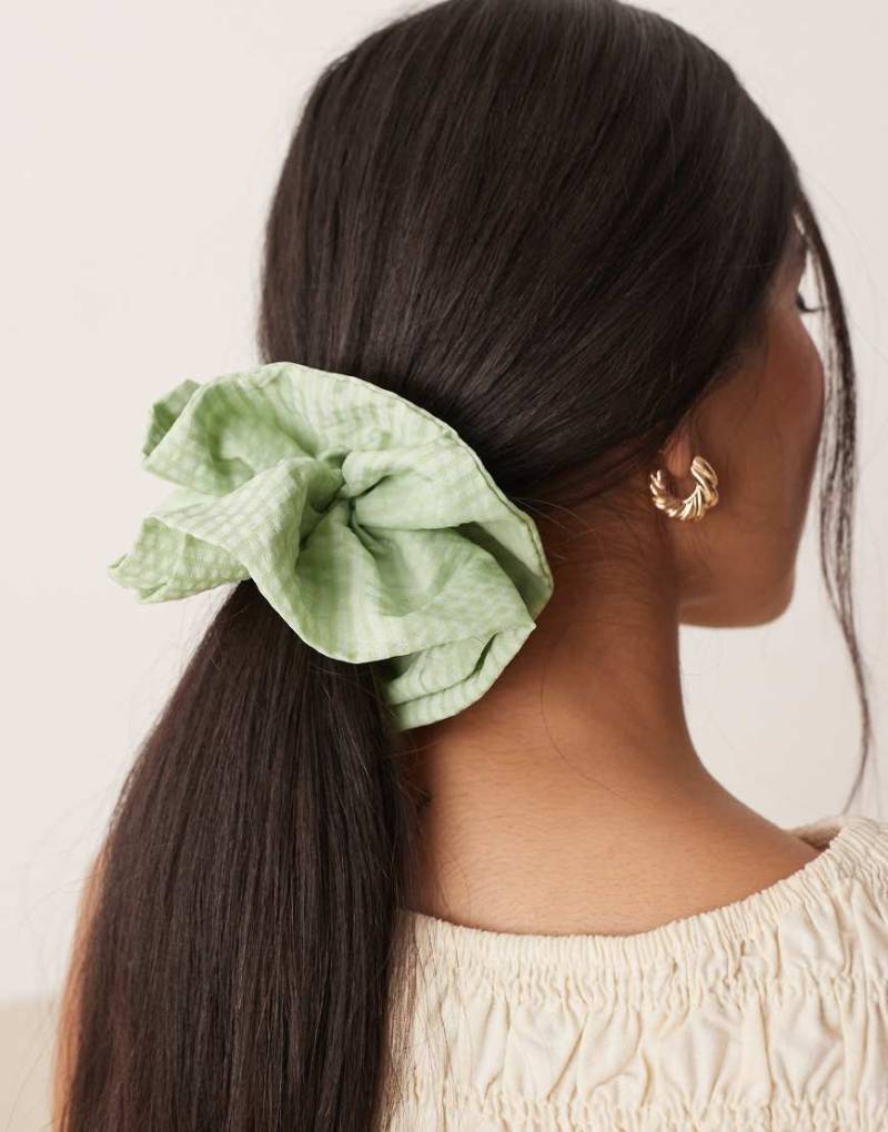 ASOS DESIGN - Dreilagiger, strukturierter Scrunchie-Haargummi in Pastellgrün gestreift von ASOS DESIGN