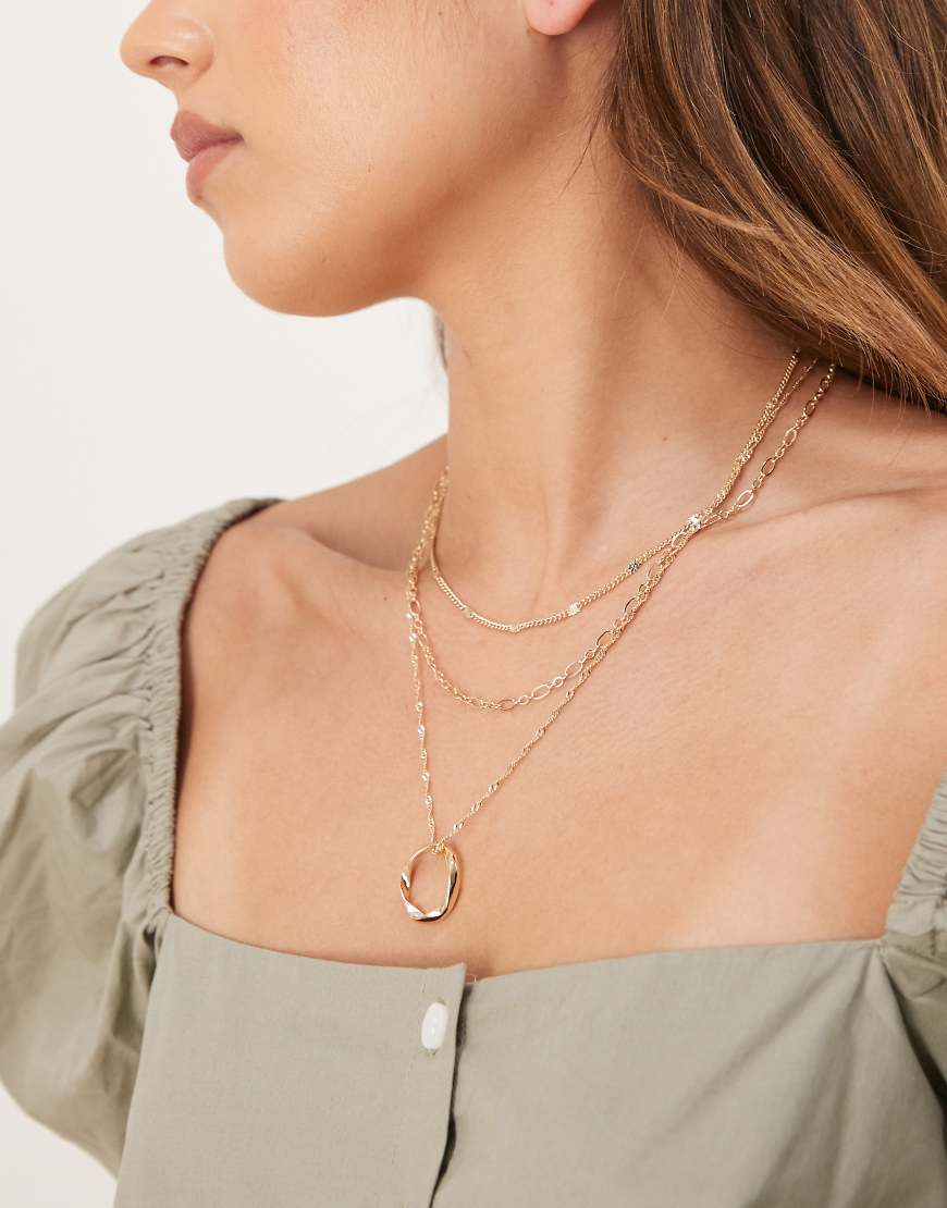 ASOS DESIGN - Dreireihige Halskette in Gold-Optik mit ringförmigem Anhängerdetail-Goldfarben von ASOS DESIGN