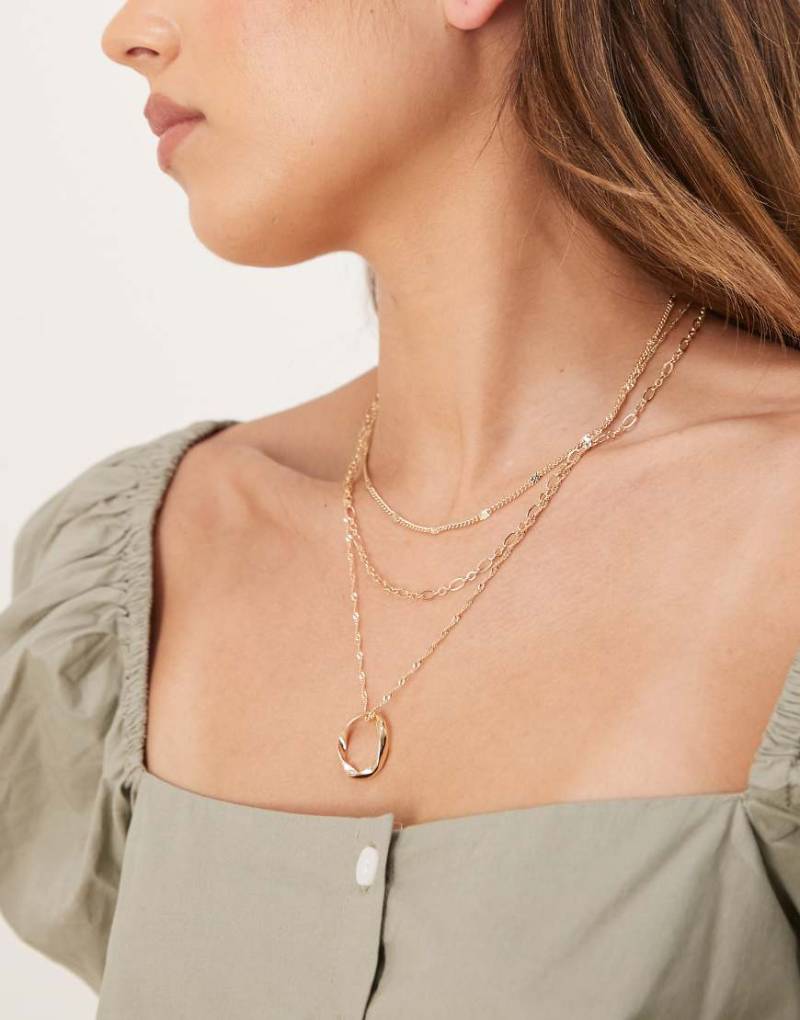 ASOS DESIGN - Dreireihige Halskette in Gold-Optik mit ringförmigem Anhängerdetail-Goldfarben von ASOS DESIGN