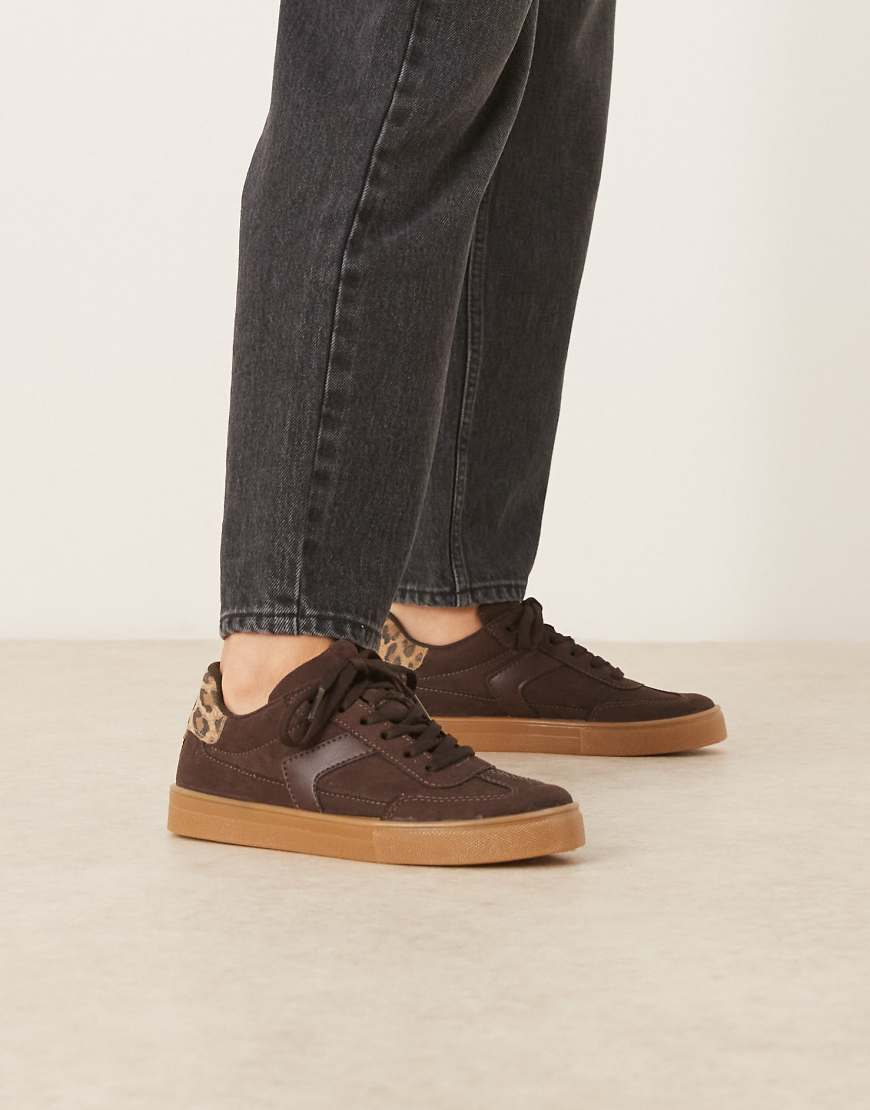 ASOS DESIGN - Drift - Sneaker zum Schnüren aus Wildlederimitat in Schokobraun ASOS DESIGN - Drift - Sneaker zum Schnüren aus Wildlederimitat in Schokobraun von ASOS DESIGN