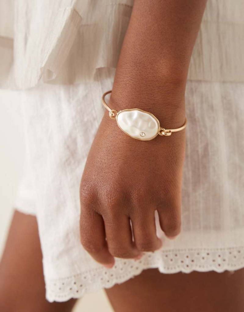 ASOS DESIGN - Dünnes, goldfarbenes Armband mit künstlichem Halbedelstein und Kristalldetail von ASOS DESIGN