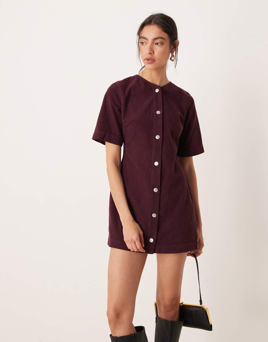 ASOS DESIGN - Durchgeknöpftes Minikleid aus Cord in Pflaume-Rot von ASOS DESIGN