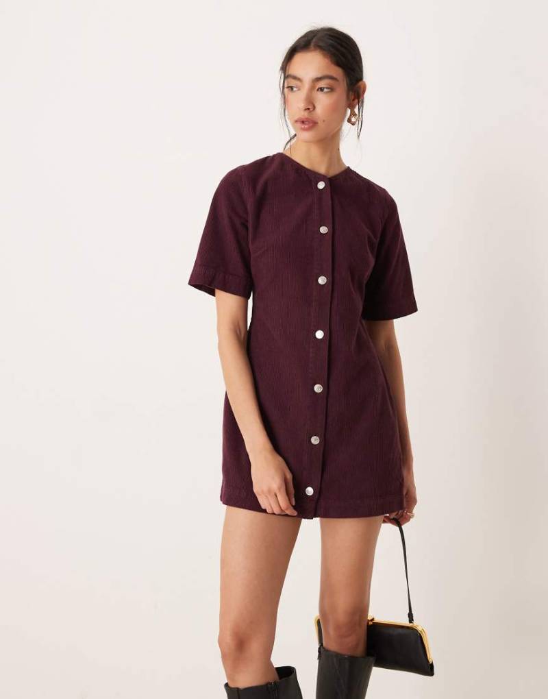 ASOS DESIGN - Durchgeknöpftes Minikleid aus Cord in Pflaume-Rot von ASOS DESIGN
