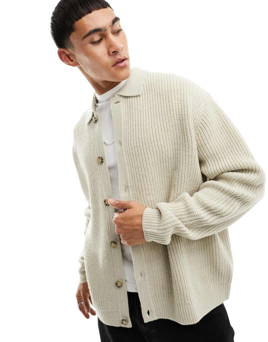 ASOS DESIGN - Durchgeknöpftes Polohemd mit lockerem Schnitt aus Fischer-Rippstrick in Beige-Neutral von ASOS DESIGN