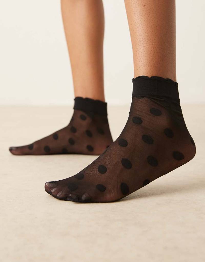 ASOS DESIGN - Durchscheinende knöchelhohe Socken in Schwarz mit Punkten und Rüschensaum von ASOS DESIGN