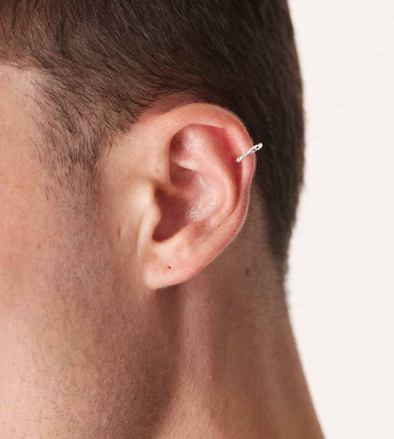 ASOS DESIGN - Earcuff aus Sterlingsilber in geschmolzener Silberoptik von ASOS DESIGN