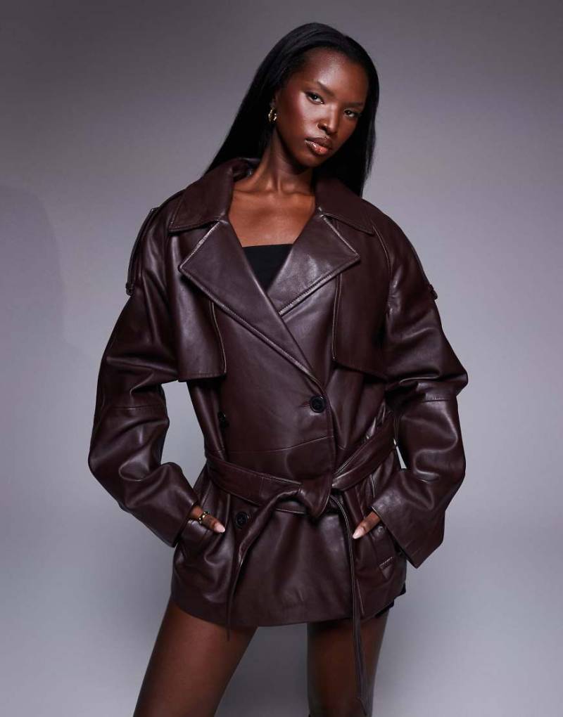 ASOS DESIGN - Echtleder-Trenchcoat in Burgunderrot mit markanter Schulterpartie von ASOS DESIGN