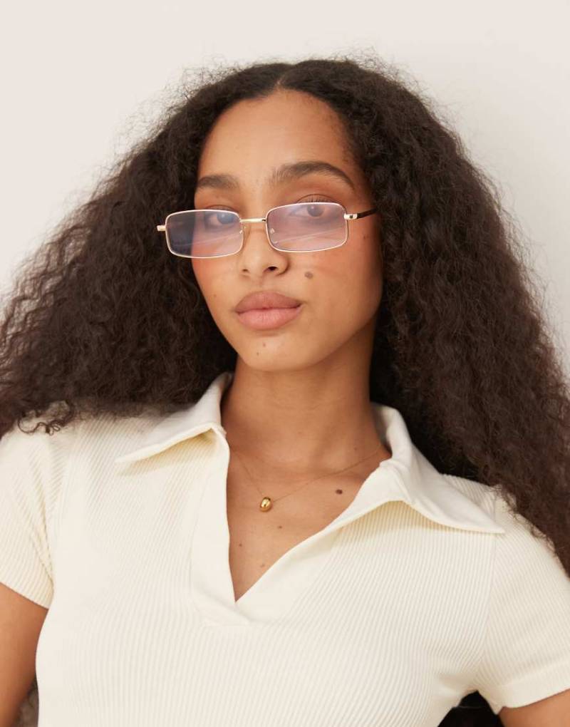 ASOS DESIGN - Eckige Brille aus Metall in glänzendem Goldton mit Bügelenden in Schildpattoptik und transparenten Gläsern-Goldfarben von ASOS DESIGN