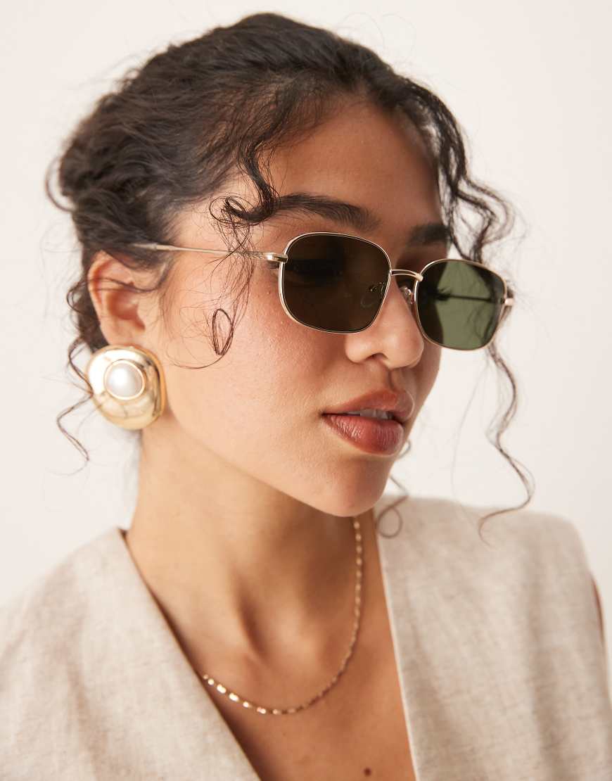 ASOS DESIGN - Eckige Sonnenbrille aus Metall in glänzendem Gold mit durchsichtigen Bügelenden-Goldfarben von ASOS DESIGN