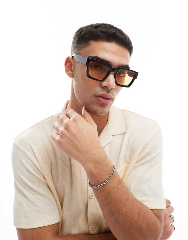 ASOS DESIGN - Eckige Sonnenbrille in Schwarz mit abgeschrägtem Rahmen und bernsteinfarbenen Gläsern von ASOS DESIGN