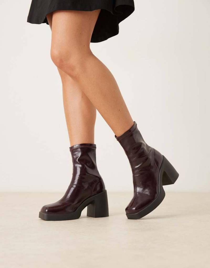 ASOS DESIGN - Edison - Sock-Boots in burgunderroter Lackoptik mit eckiger Zehenpartie und dickem Absatz von ASOS DESIGN