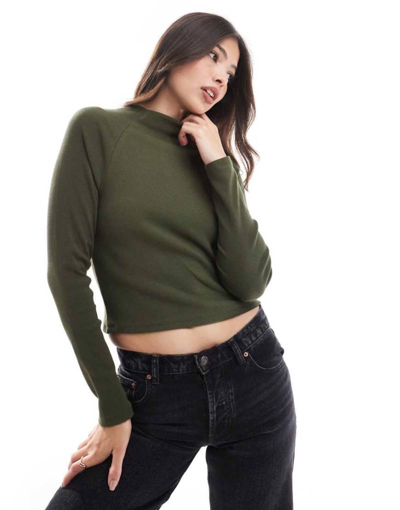 ASOS DESIGN - Einfach geripptes Langarmoberteil in Khaki-Grün von ASOS DESIGN