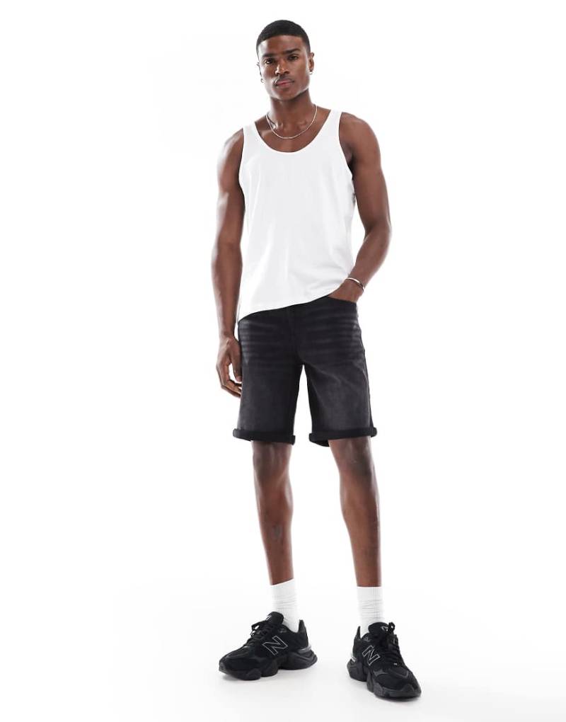 ASOS DESIGN - Elastische Slim Fit Jeans-Shorts in gewaschenem Schwarz in normaler Länge von ASOS DESIGN