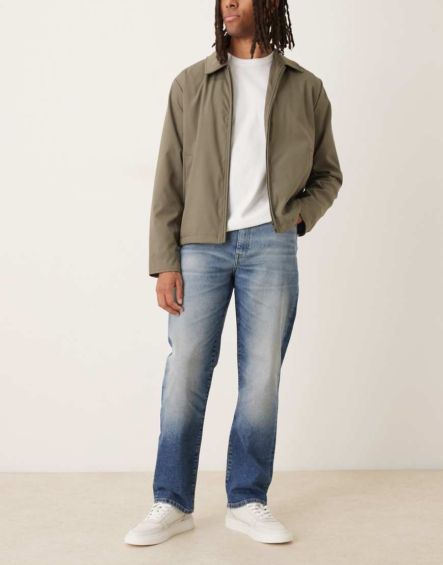 ASOS DESIGN - Elastische Straight Jeans in mittelblauer Waschung ASOS DESIGN - Elastische Straight Jeans in mittelblauer Waschung von ASOS DESIGN