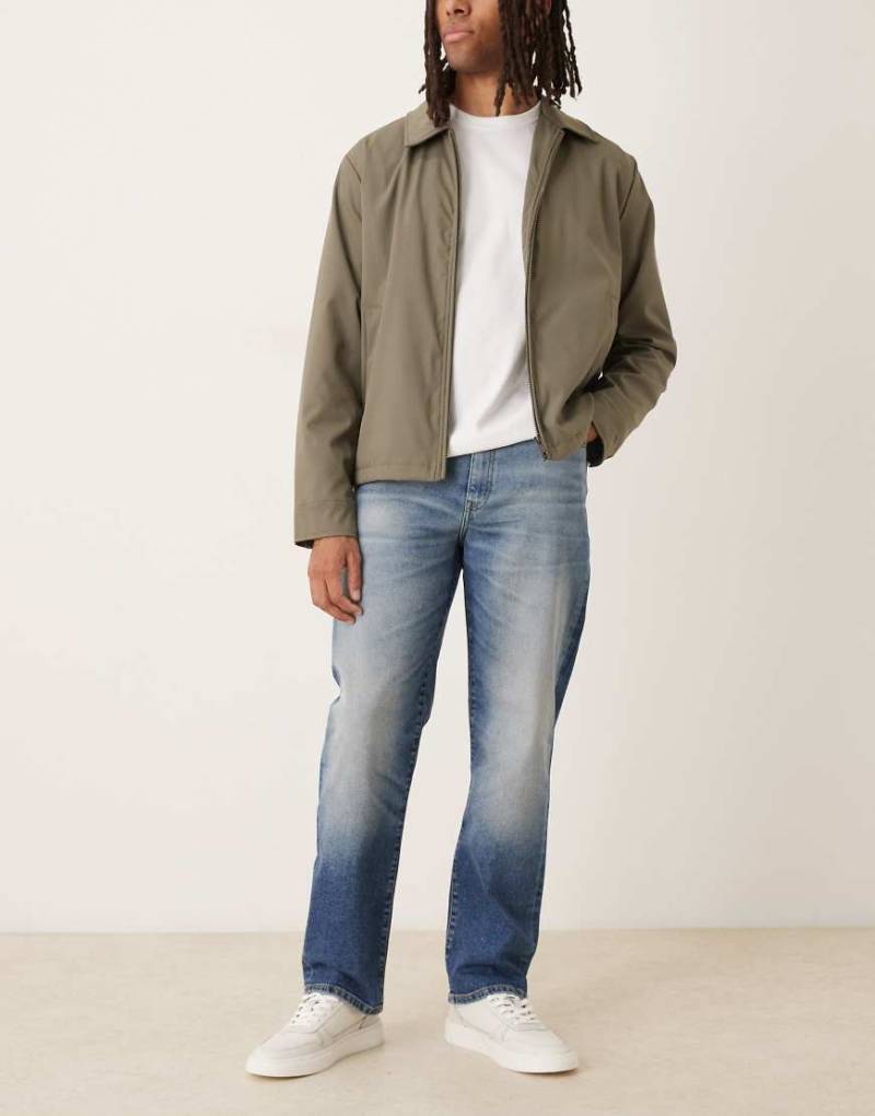 ASOS DESIGN - Elastische Straight Jeans in mittelblauer Waschung ASOS DESIGN - Elastische Straight Jeans in mittelblauer Waschung von ASOS DESIGN