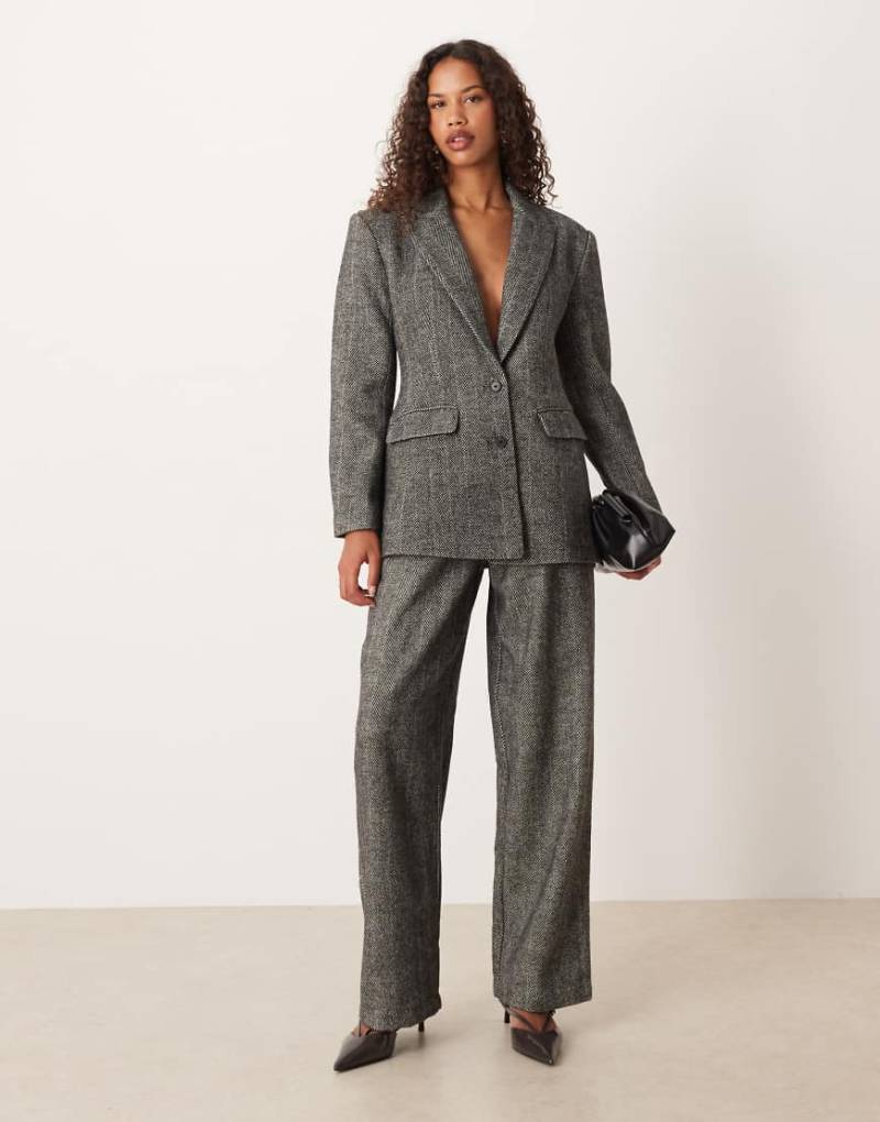 ASOS DESIGN - Elegante, angeraute Barrel-Anzughose aus Wollmix in Schwarz-Weiß mit Fischgrätmuster-Bunt ASOS DESIGN - Elegante, angeraute Barrel-Anzughose aus Wollmix in Schwarz-Weiß mit Fischgrätmuster-Bunt von ASOS DESIGN