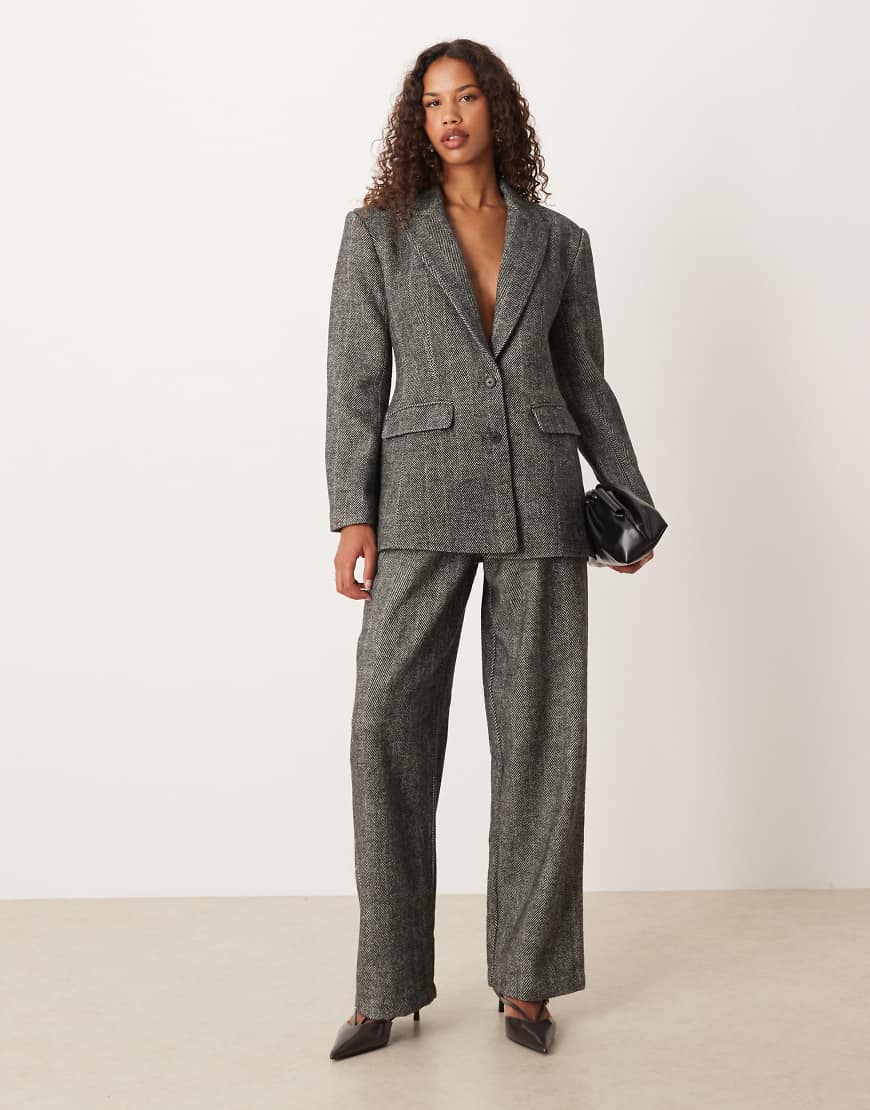 ASOS DESIGN - Elegante, angeraute Barrel-Anzughose aus Wollmix in Schwarz-Weiß mit Fischgrätmuster-Bunt von ASOS DESIGN