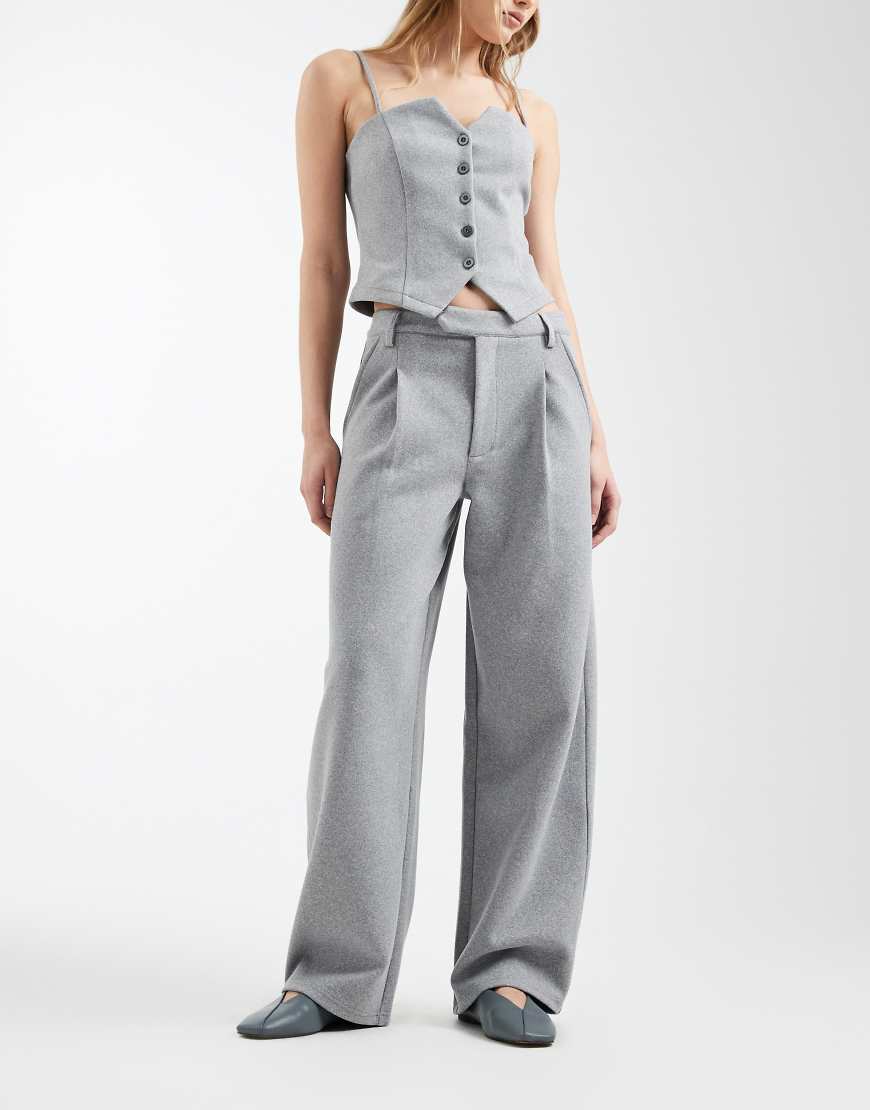 ASOS DESIGN - Elegante, angeraute Barrel-Hose in Grau von ASOS DESIGN