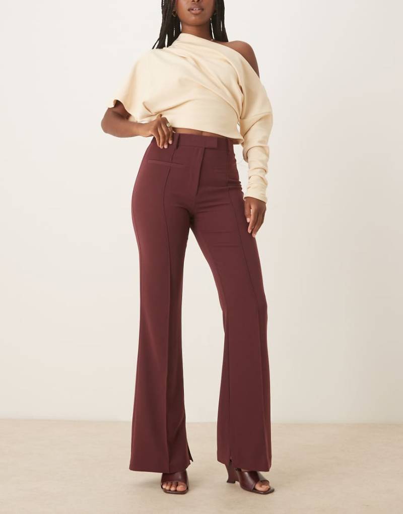ASOS DESIGN - Elegante, ausgestellte Anzughose aus anschmiegsamem Stoff in Pflaume-Lila von ASOS DESIGN