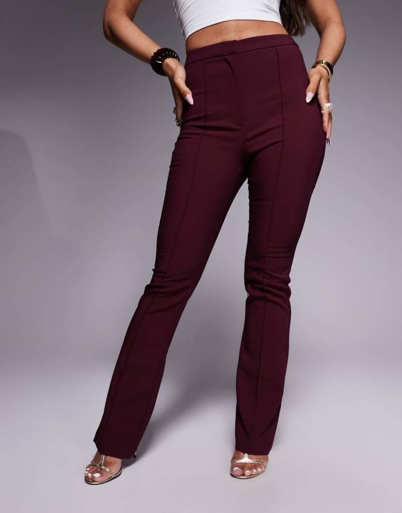 ASOS DESIGN - Elegante, ausgestellte Anzughose in Pflaume-Braun von ASOS DESIGN
