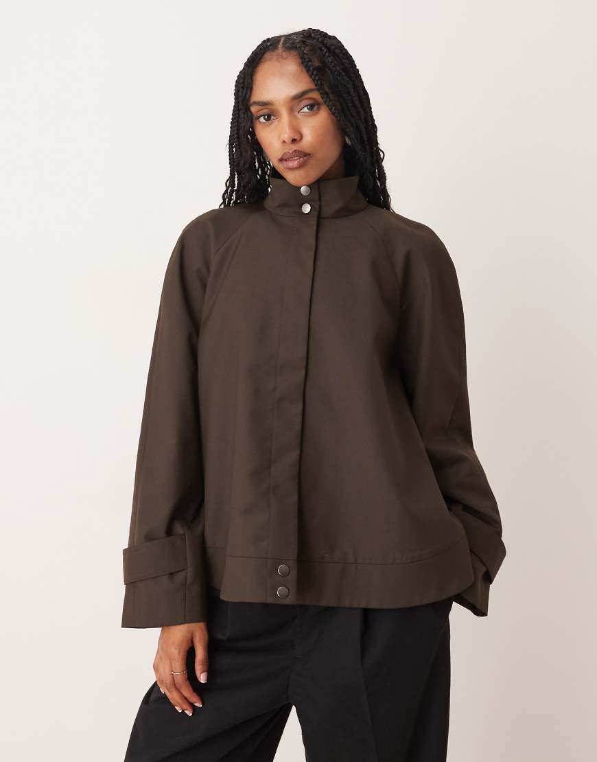 ASOS DESIGN - Elegante, ausgestellte Jacke in Schokobraun mit Raglanärmeln und Stehkragen-Brown von ASOS DESIGN