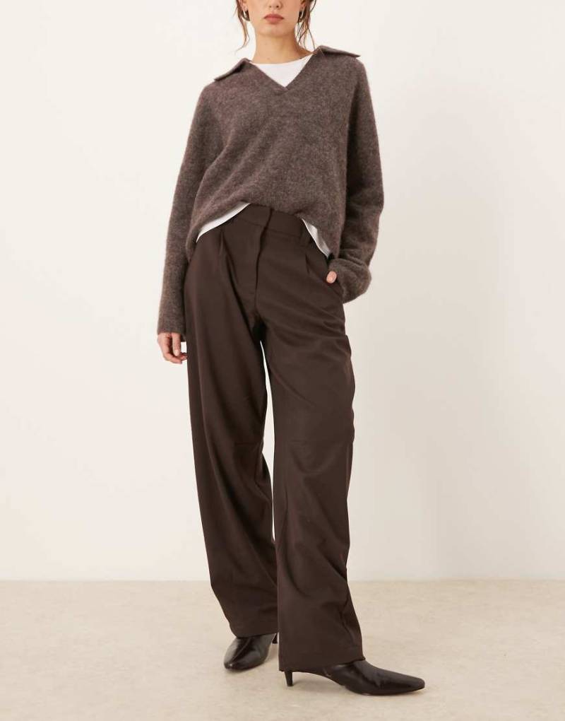 ASOS DESIGN - Elegante, bogenförmige Barrel-Hose in Braun-Brown von ASOS DESIGN