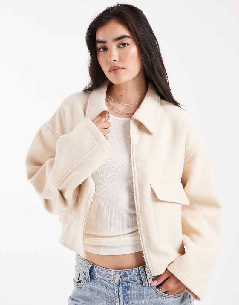 ASOS DESIGN - Elegante, einfarbige Bomberjacke in Buttermilch-Transparent von ASOS DESIGN