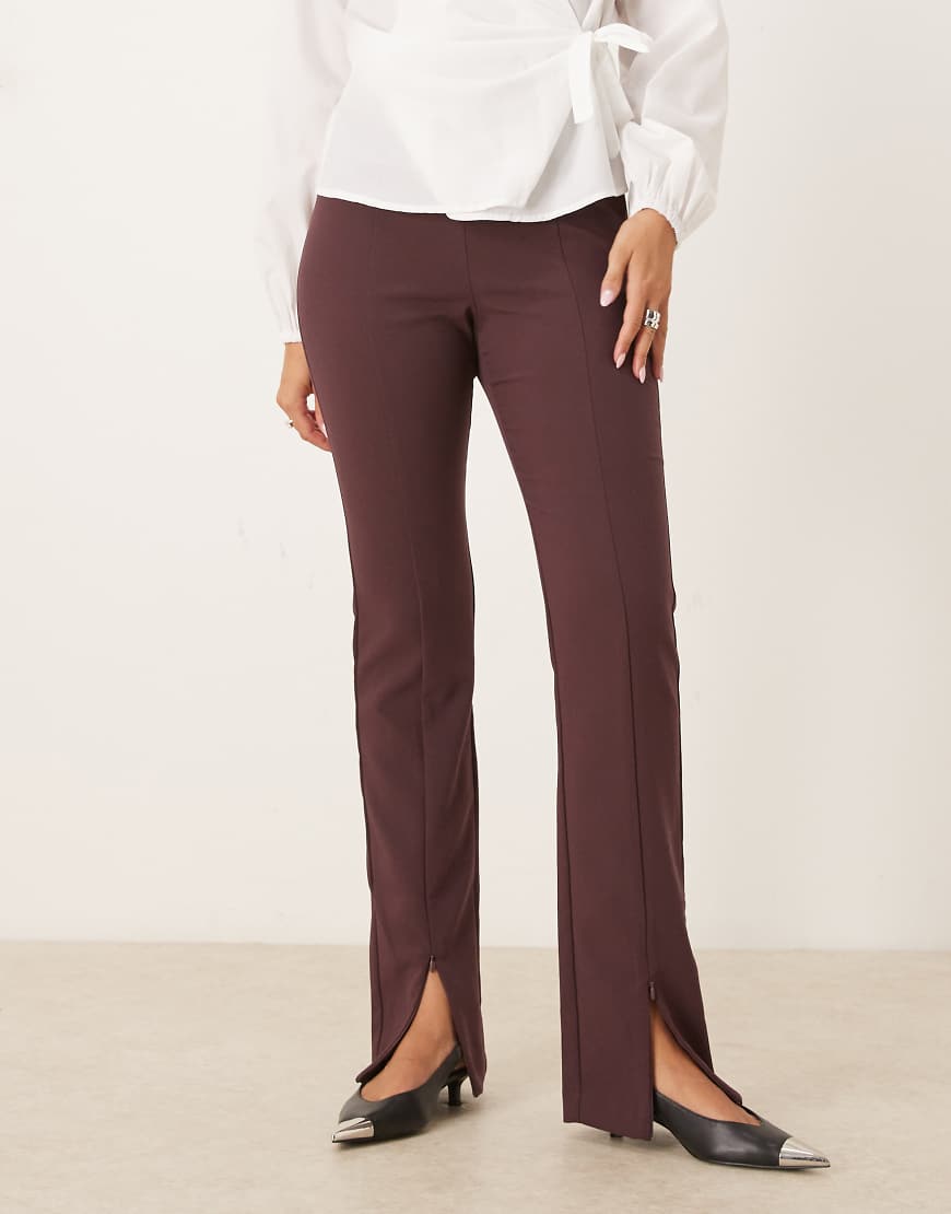ASOS DESIGN - Elegante, eng geschnittene Hose in Braun mit Reißverschlussdetail vorne-Brown von ASOS DESIGN