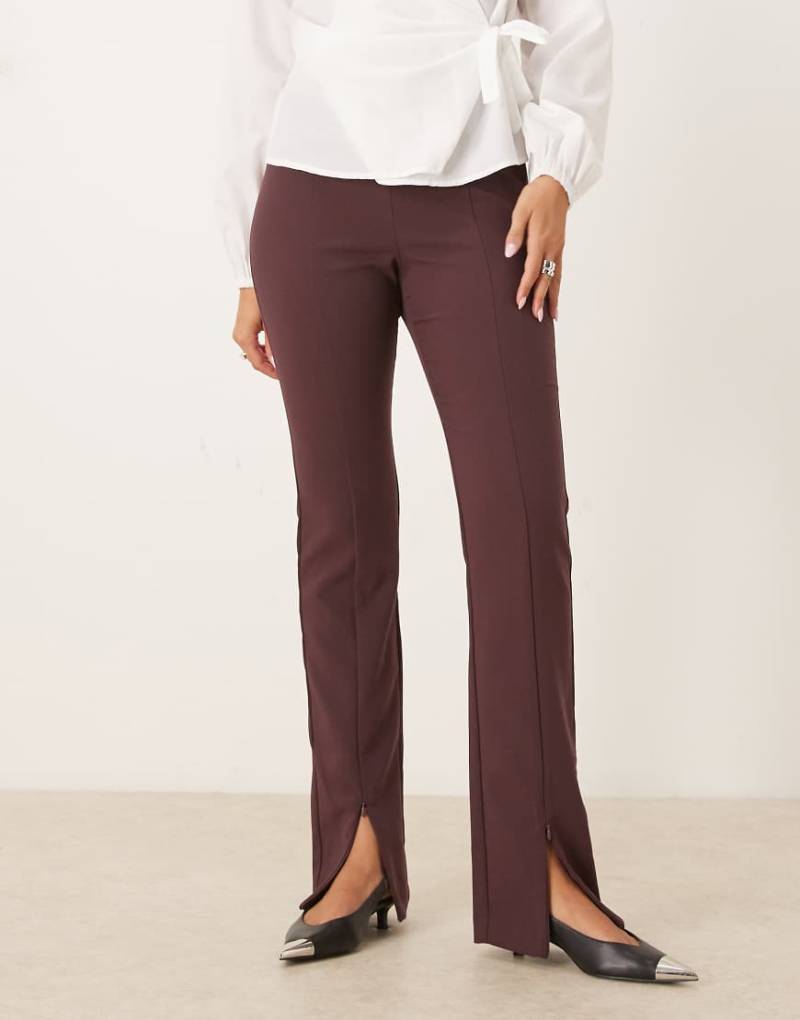 ASOS DESIGN - Elegante, eng geschnittene Hose in Braun mit Reißverschlussdetail vorne-Brown von ASOS DESIGN