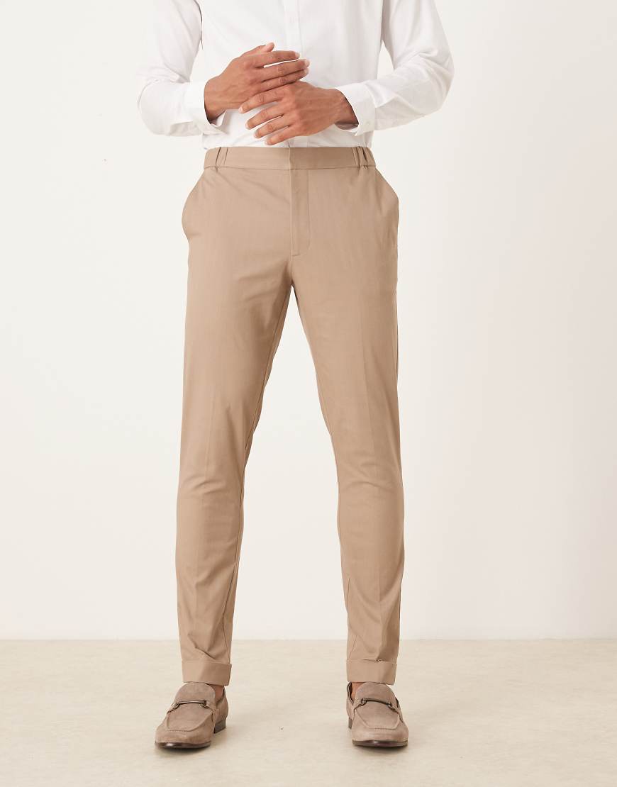 ASOS DESIGN - Elegante, eng geschnittene Hose in dunklem Steinbeige mit elastischem Bund und hohem Baumwollanteil-Neutral von ASOS DESIGN