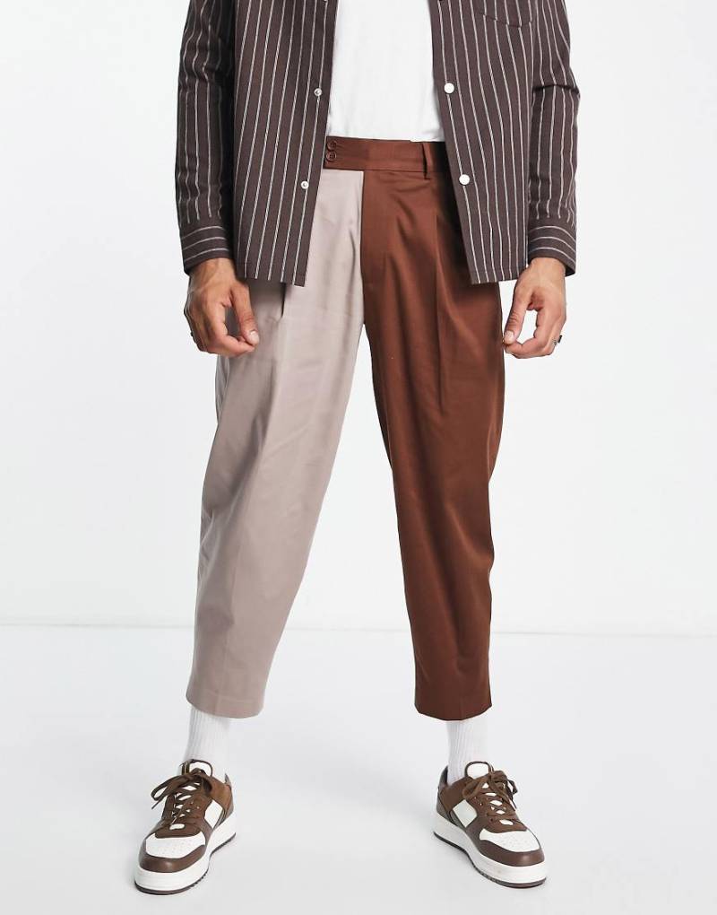 ASOS DESIGN - Elegante, extrem weite Ballonhose in farblich abgestimmter, geteilter Optik in Brauntönen von ASOS DESIGN