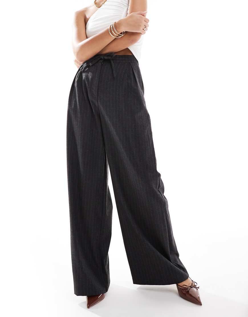 ASOS DESIGN - Elegante, gebürstete Hose in Anthrazit gestreift mit Bindeband in der Taille und weitem Schnitt-Grau ASOS DESIGN - Elegante, gebürstete Hose in Anthrazit gestreift mit Bindeband in der Taille und weitem Schnitt-Grau von ASOS DESIGN
