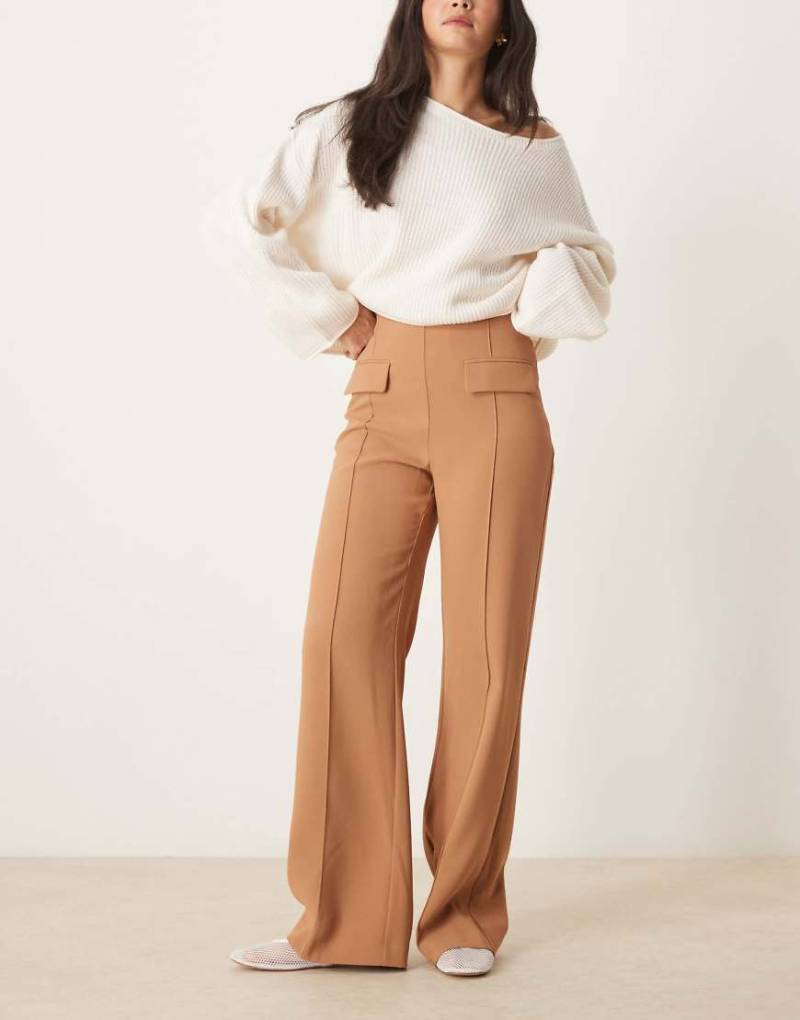 ASOS DESIGN - Elegante Hose in Camel mit zwei Taschen und Ziernähten-Braun von ASOS DESIGN