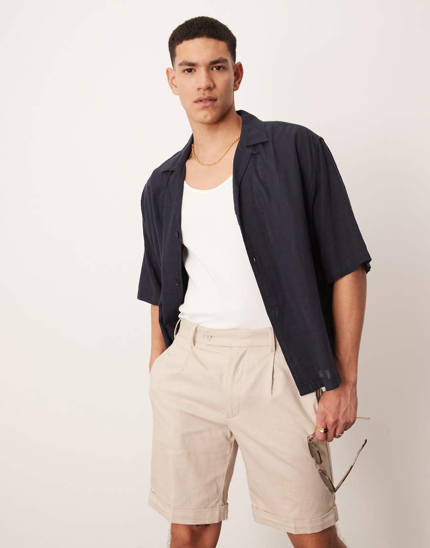 ASOS DESIGN - Elegante, gerade geschnittene Chino-Shorts aus Leinenmix in Steinbeige mit Frontbundfalte-Neutral ASOS DESIGN - Elegante, gerade geschnittene Chino-Shorts aus Leinenmix in Steinbeige mit Frontbundfalte-Neutral von ASOS DESIGN