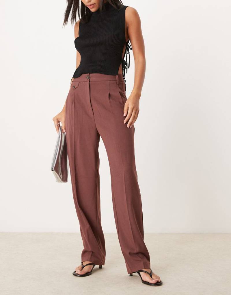 ASOS DESIGN - Elegante, gerade geschnittene Hose in Burgunderrot mit Laschendetail-Braun von ASOS DESIGN