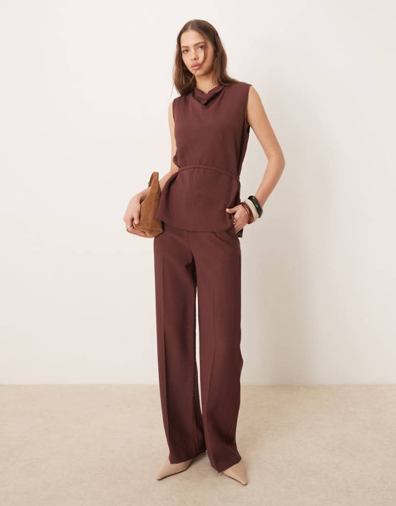 ASOS DESIGN - Elegante, gerade geschnittene Hose in Schokobraun mit schmalem Gürtel von ASOS DESIGN