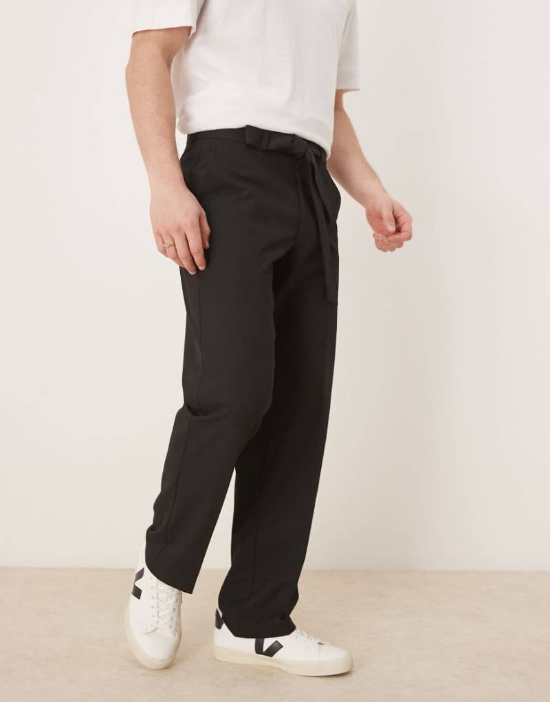 ASOS DESIGN - Elegante, gerade geschnittene Hose in Schwarz mit Bindegürtel aus dem gleichen Stoff von ASOS DESIGN
