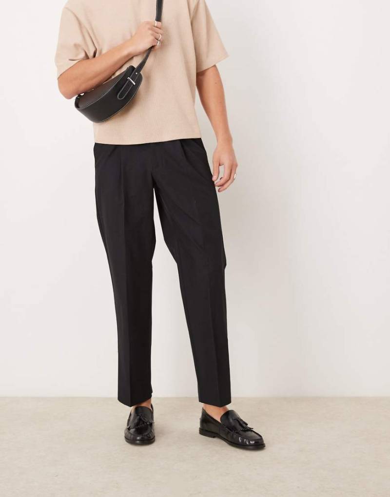 ASOS DESIGN - Elegante, gerade geschnittene Hose in Schwarz mit Knopf-Schlaufenverschluss von ASOS DESIGN