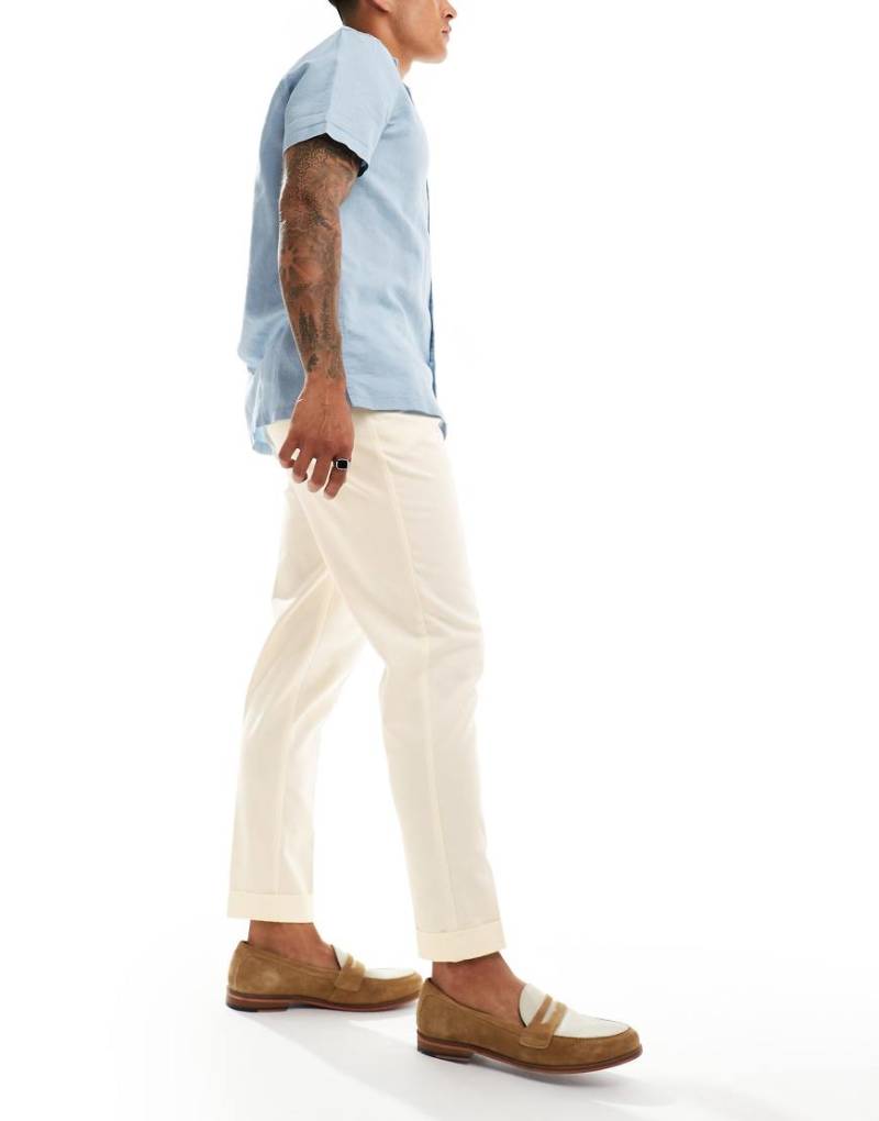 ASOS DESIGN - Elegante, hochwertige, schmal zulaufende Chinohose in Weiß von ASOS DESIGN