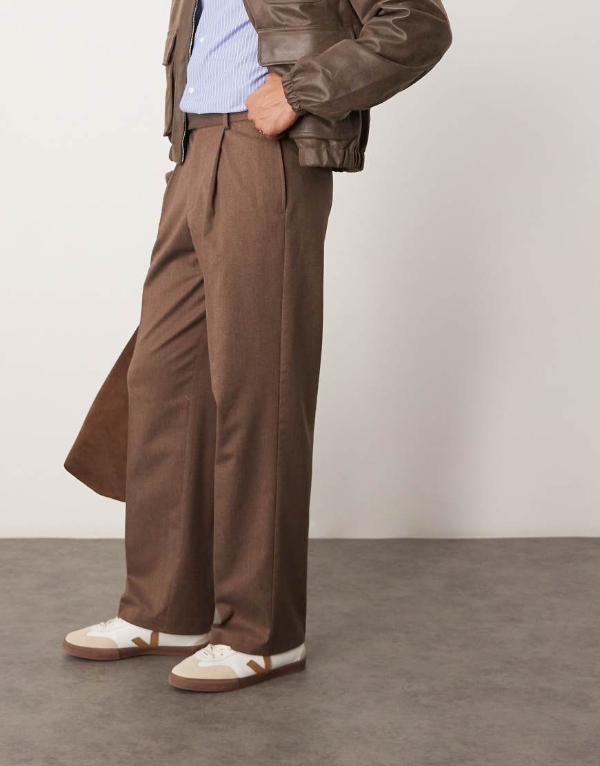 ASOS DESIGN - Elegante, hochwertige Hose in Braun mit weitem Bein und zwei Bundfalten ASOS DESIGN - Elegante, hochwertige Hose in Braun mit weitem Bein und zwei Bundfalten von ASOS DESIGN